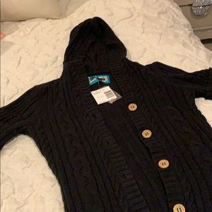 new Long sweater with short sleeves in blackcolor.